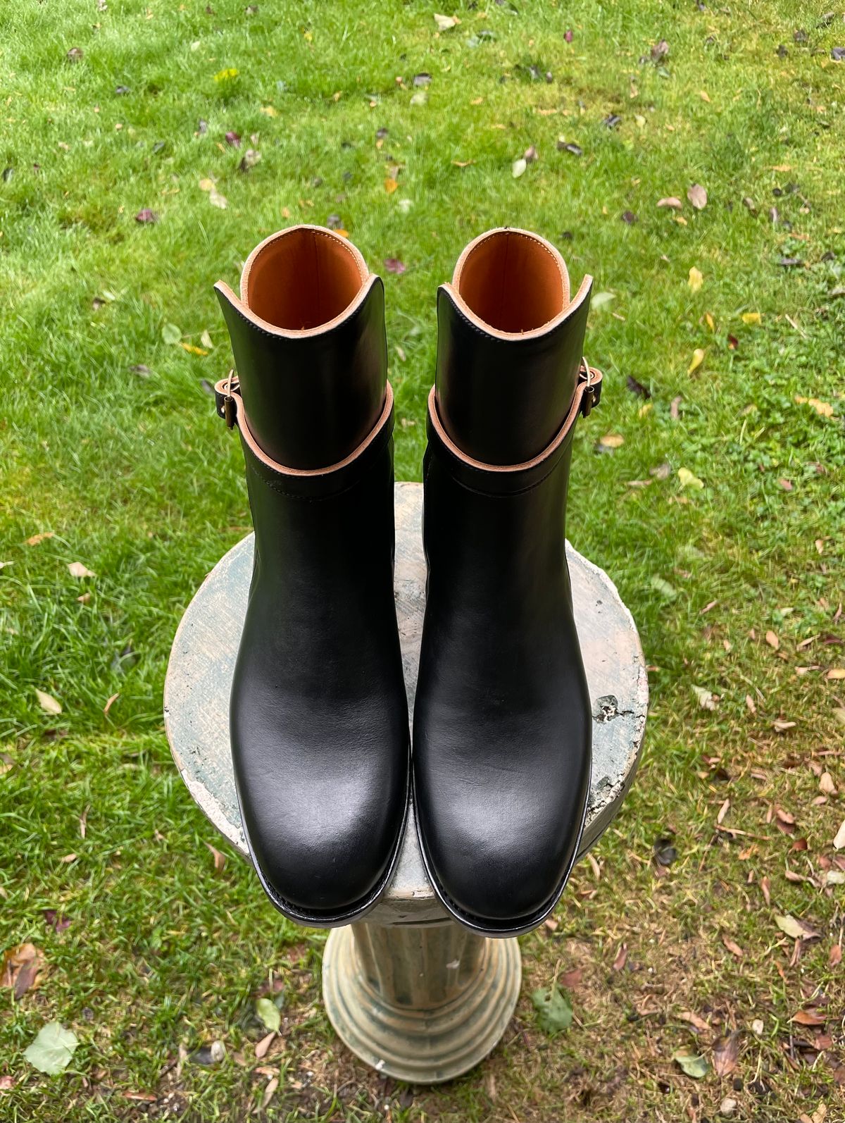 Photo by BoyOi on November 3, 2022 of the Benzein Jodhpur Boots in Maryam Toscanello Horsebutt Overdyed Black.