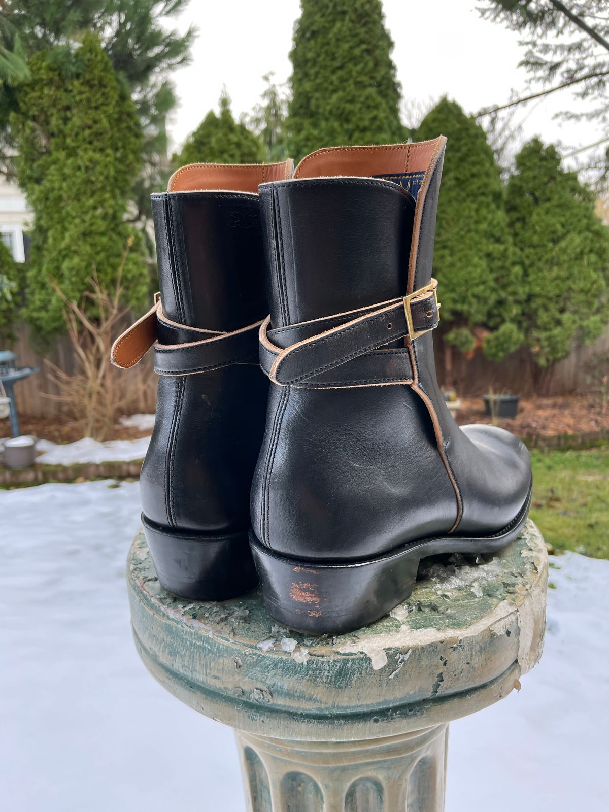 Photo by BoyOi on December 4, 2022 of the Benzein Jodhpur Boots in Maryam Toscanello Horsebutt Overdyed Black.