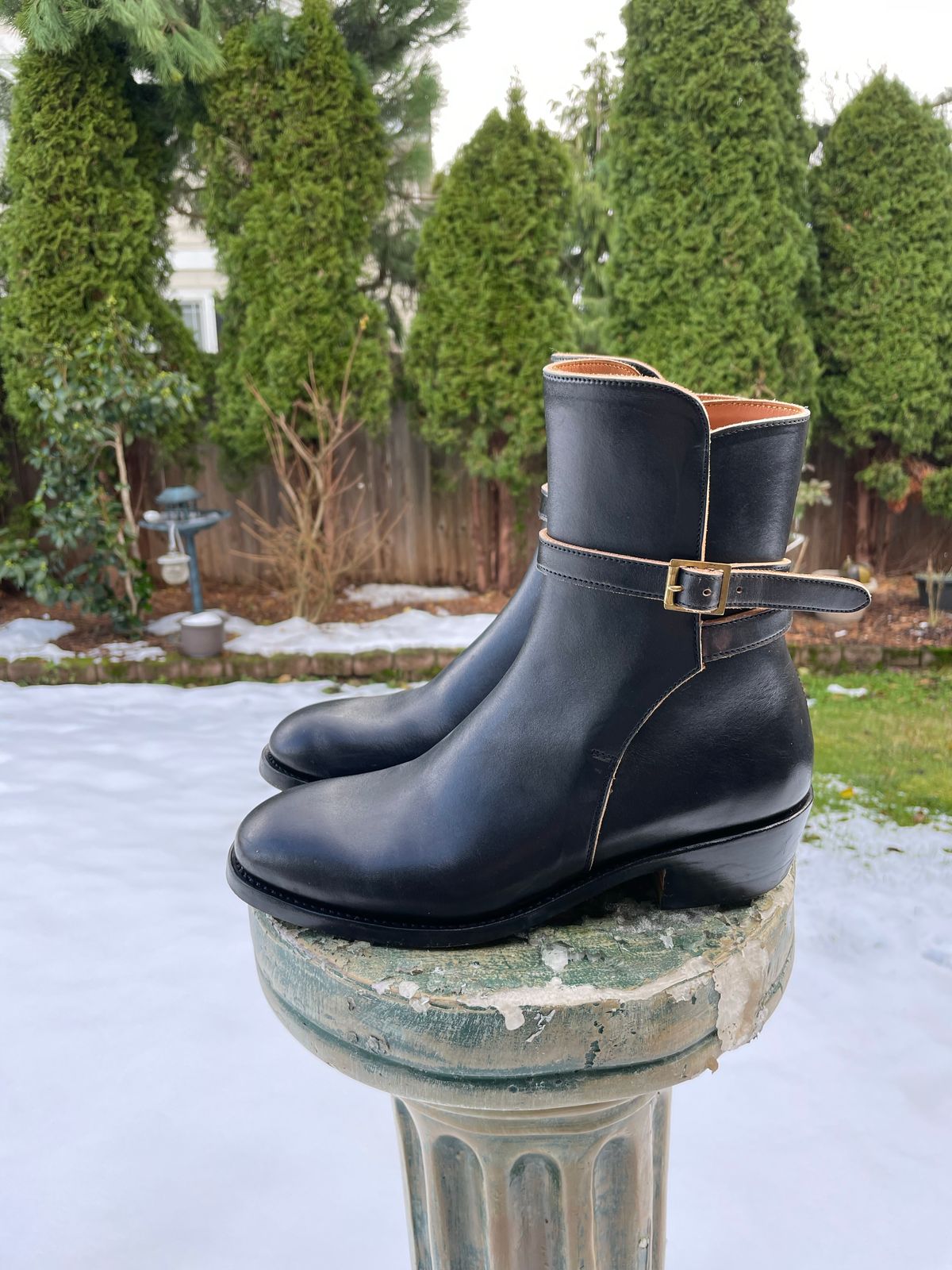Photo by BoyOi on December 4, 2022 of the Benzein Jodhpur Boots in Maryam Toscanello Horsebutt Overdyed Black.