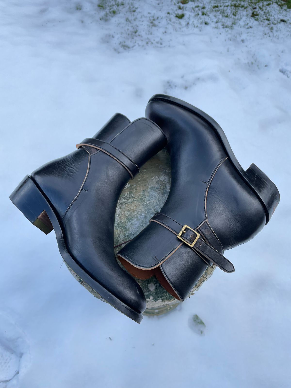 Photo by BoyOi on December 4, 2022 of the Benzein Jodhpur Boots in Maryam Toscanello Horsebutt Overdyed Black.