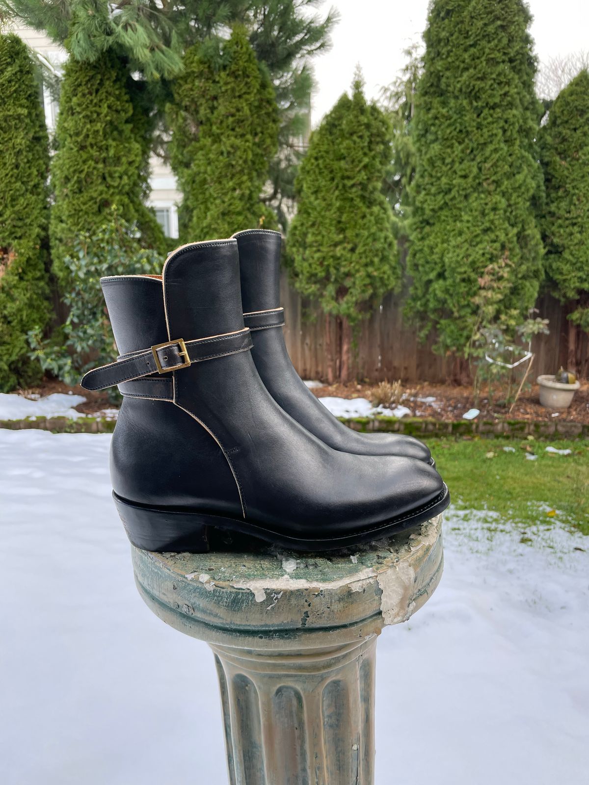 Photo by BoyOi on December 4, 2022 of the Benzein Jodhpur Boots in Maryam Toscanello Horsebutt Overdyed Black.