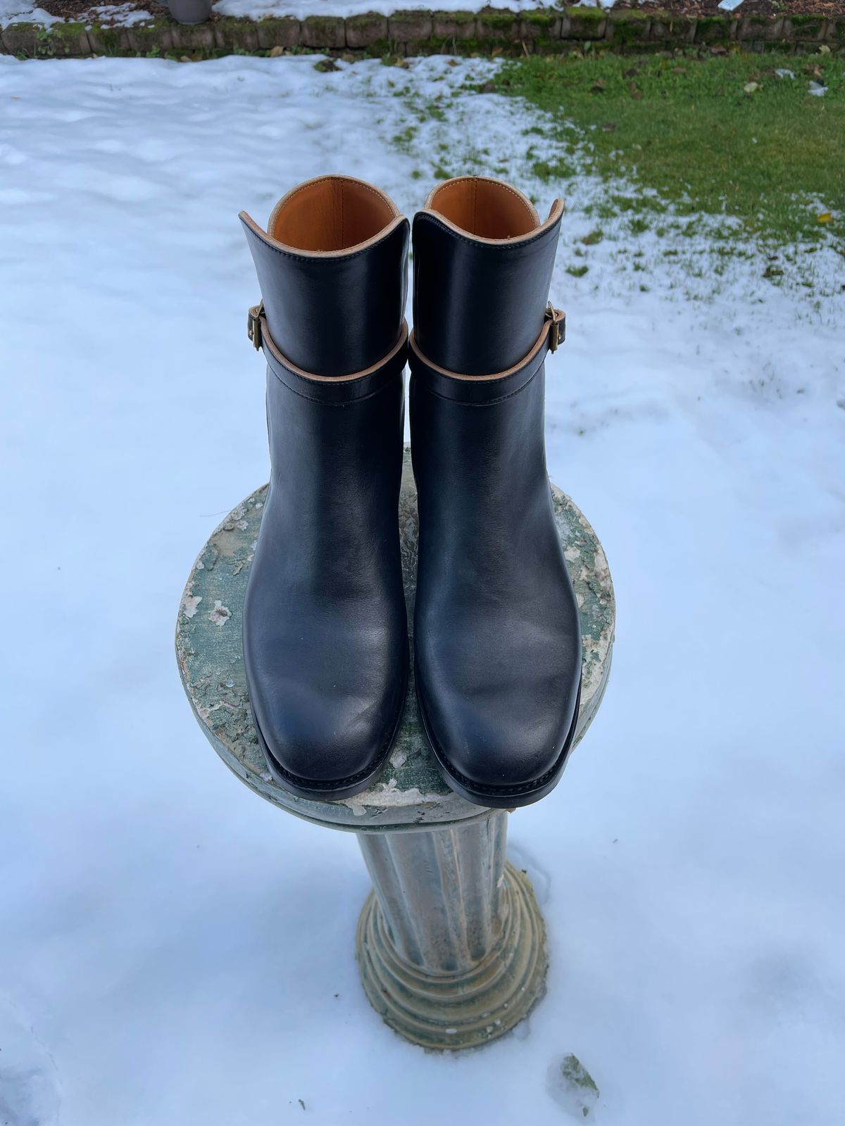 Photo by BoyOi on December 4, 2022 of the Benzein Jodhpur Boots in Maryam Toscanello Horsebutt Overdyed Black.