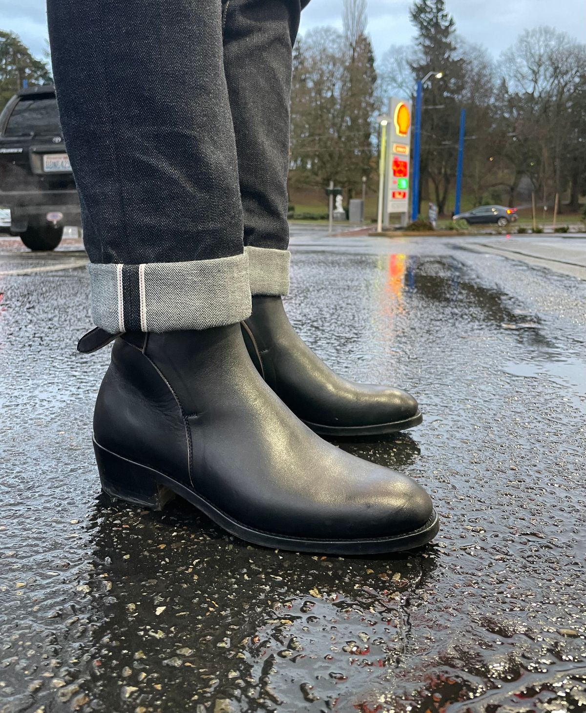 Photo by BoyOi on January 4, 2023 of the Benzein Jodhpur Boots in Maryam Toscanello Horsebutt Overdyed Black.