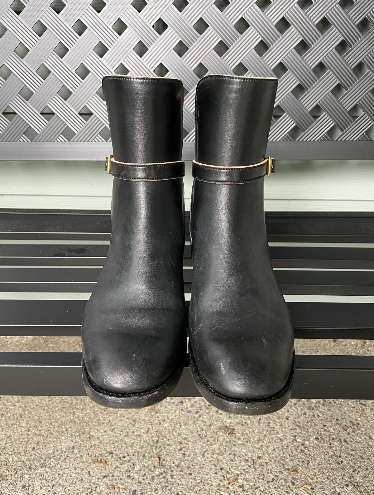 Photo by BoyOi on January 4, 2023 of the Benzein Jodhpur Boots in Maryam Toscanello Horsebutt Overdyed Black.