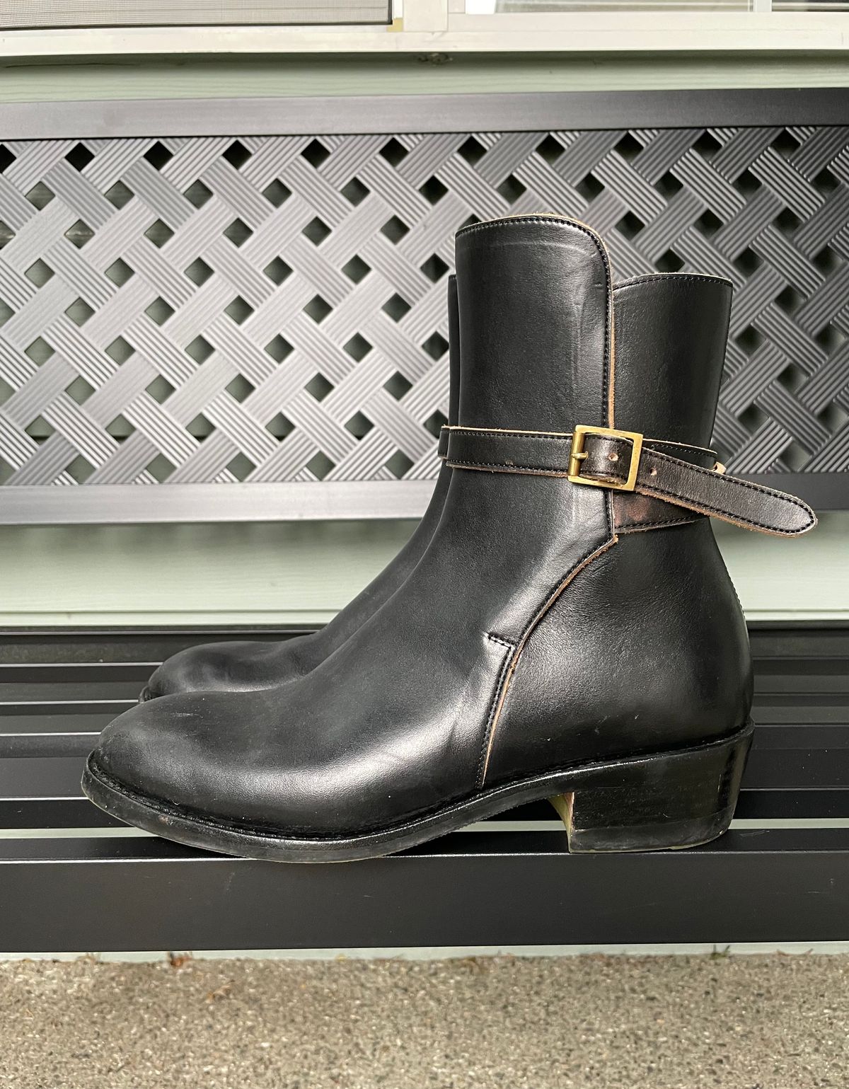 Photo by BoyOi on January 4, 2023 of the Benzein Jodhpur Boots in Maryam Toscanello Horsebutt Overdyed Black.