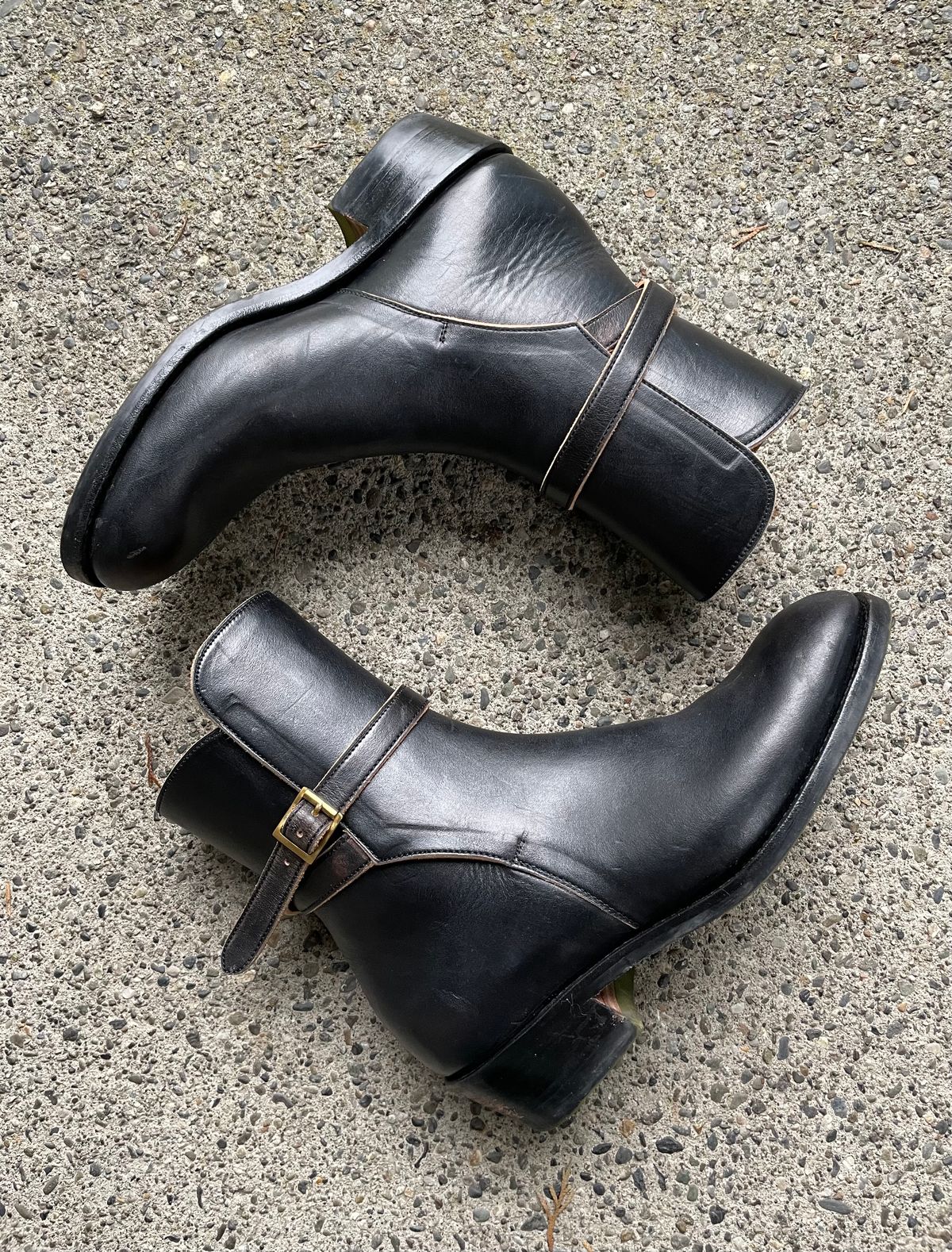 Photo by BoyOi on January 4, 2023 of the Benzein Jodhpur Boots in Maryam Toscanello Horsebutt Overdyed Black.