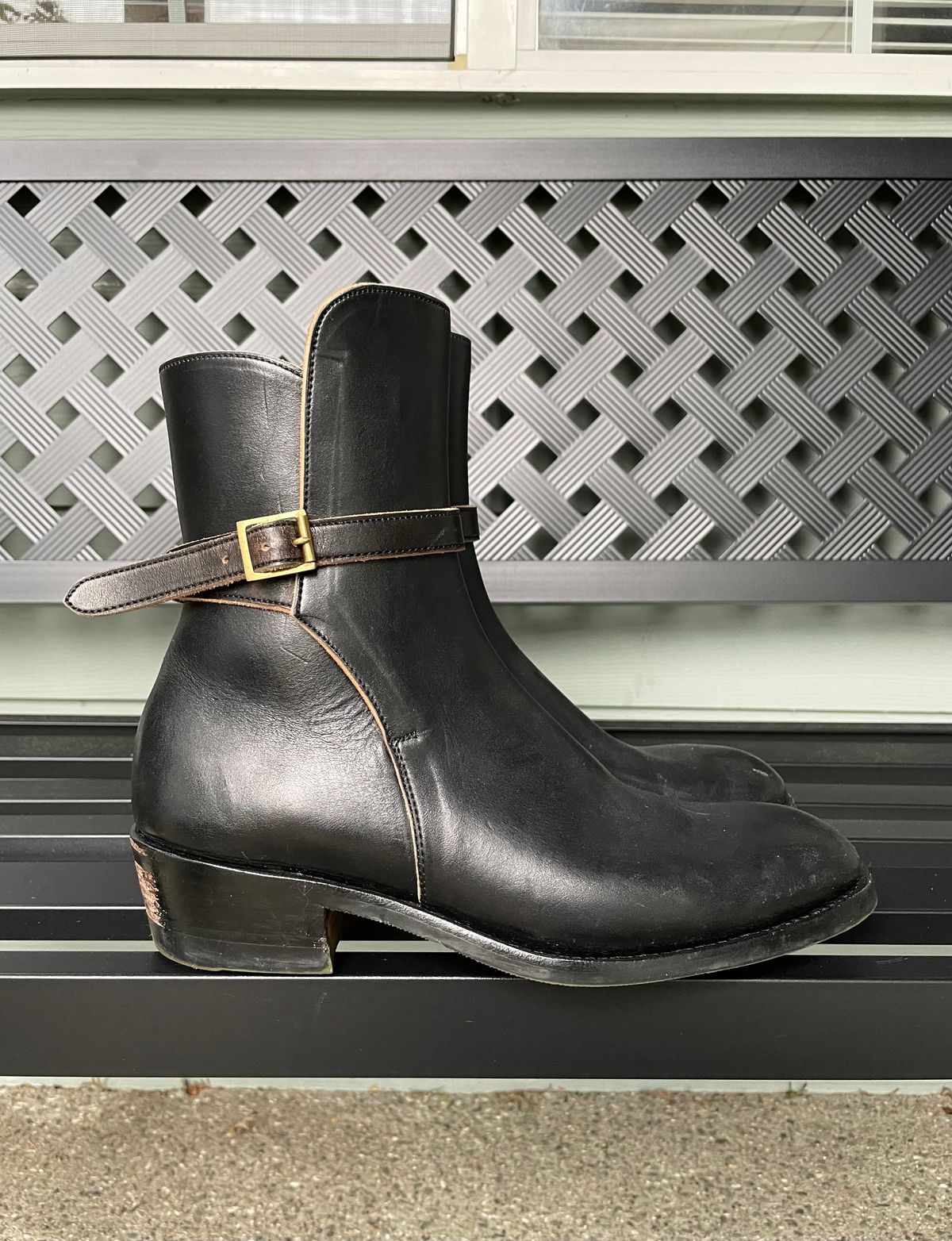 Photo by BoyOi on January 4, 2023 of the Benzein Jodhpur Boots in Maryam Toscanello Horsebutt Overdyed Black.