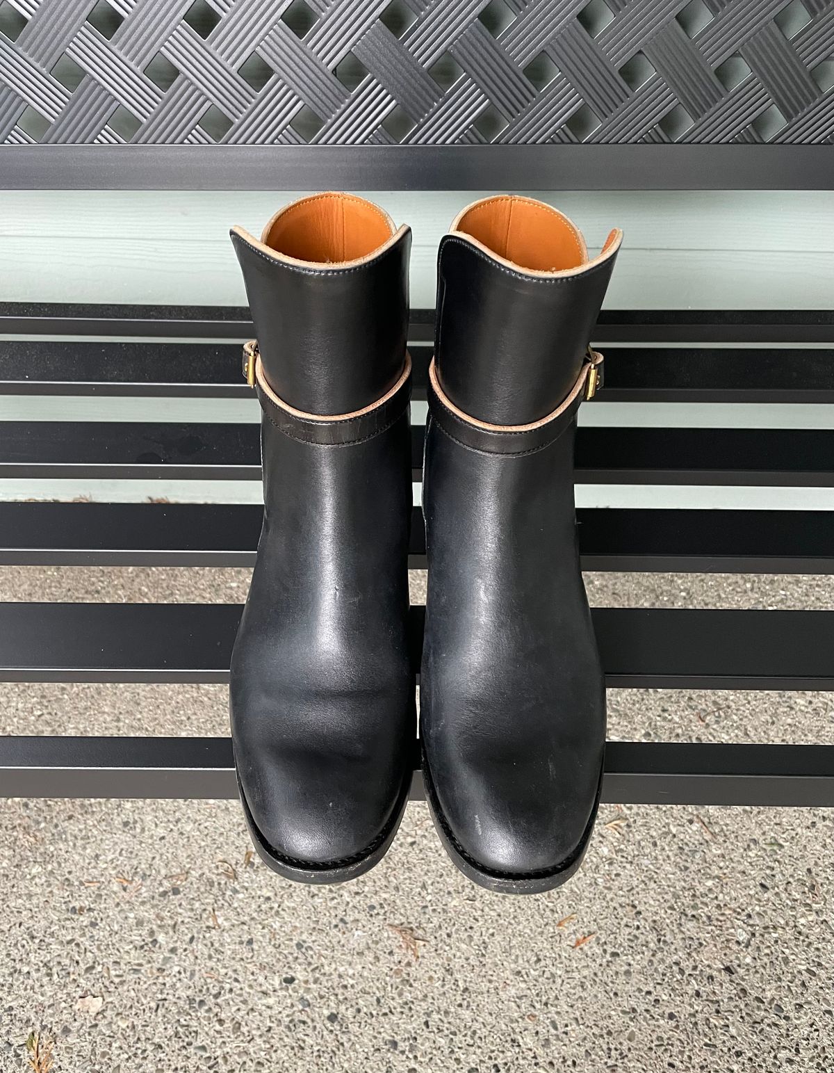 Photo by BoyOi on January 4, 2023 of the Benzein Jodhpur Boots in Maryam Toscanello Horsebutt Overdyed Black.