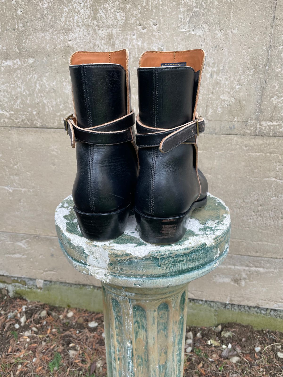 Photo by BoyOi on February 2, 2023 of the Benzein Jodhpur Boots in Maryam Toscanello Horsebutt Overdyed Black.