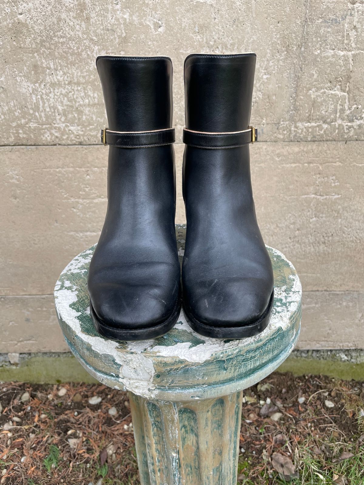 Photo by BoyOi on February 2, 2023 of the Benzein Jodhpur Boots in Maryam Toscanello Horsebutt Overdyed Black.