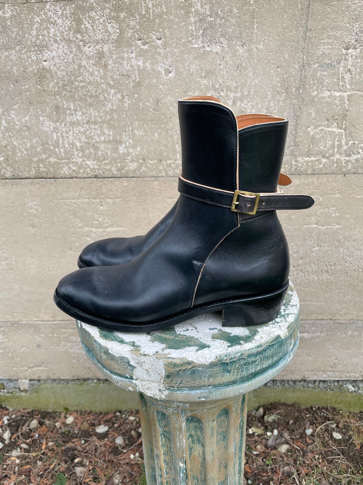 Photo by BoyOi on February 2, 2023 of the Benzein Jodhpur Boots in Maryam Toscanello Horsebutt Overdyed Black.