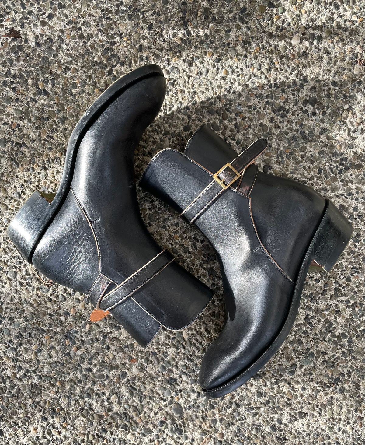 Photo by BoyOi on February 2, 2023 of the Benzein Jodhpur Boots in Maryam Toscanello Horsebutt Overdyed Black.