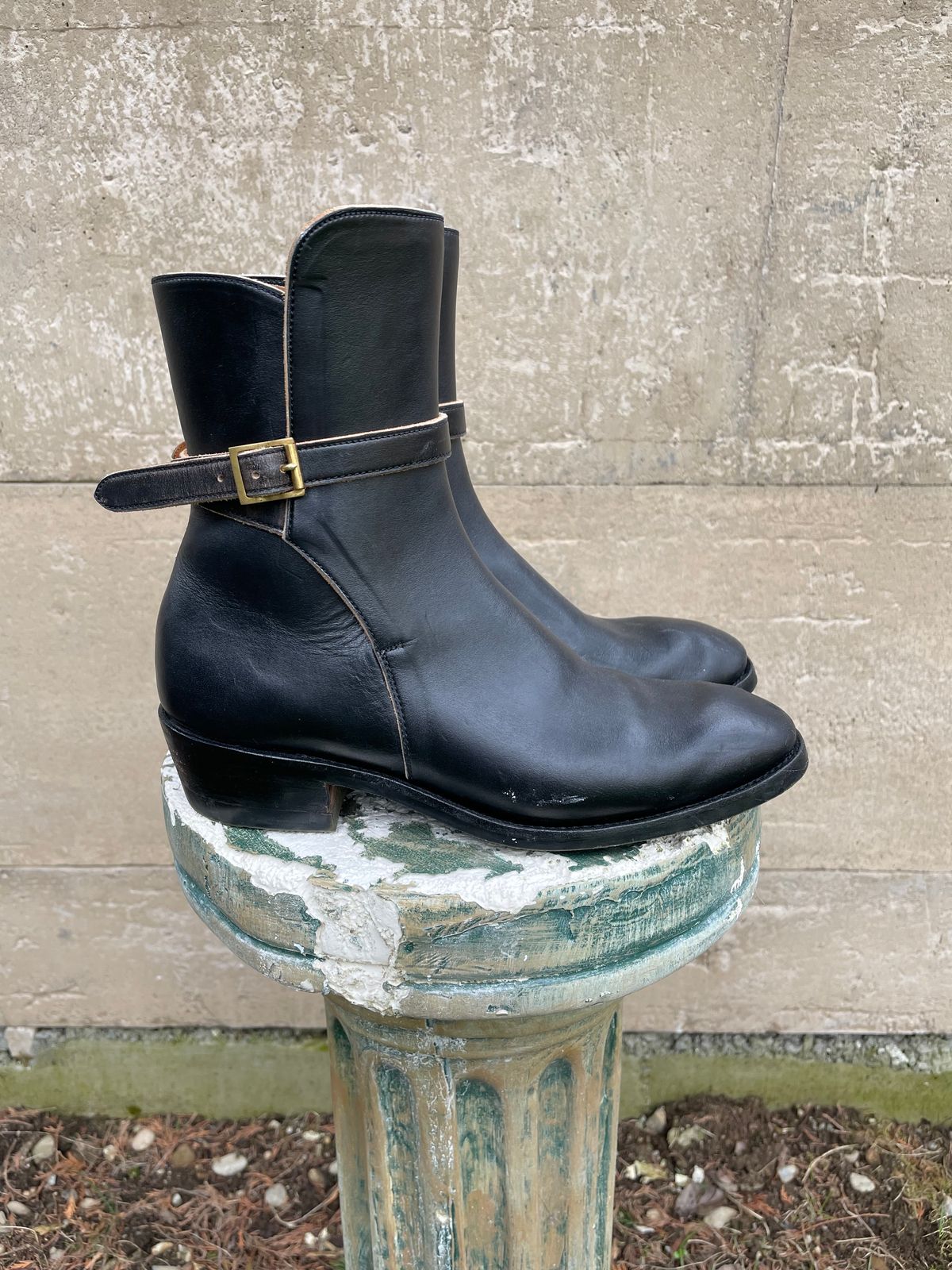 Photo by BoyOi on February 2, 2023 of the Benzein Jodhpur Boots in Maryam Toscanello Horsebutt Overdyed Black.