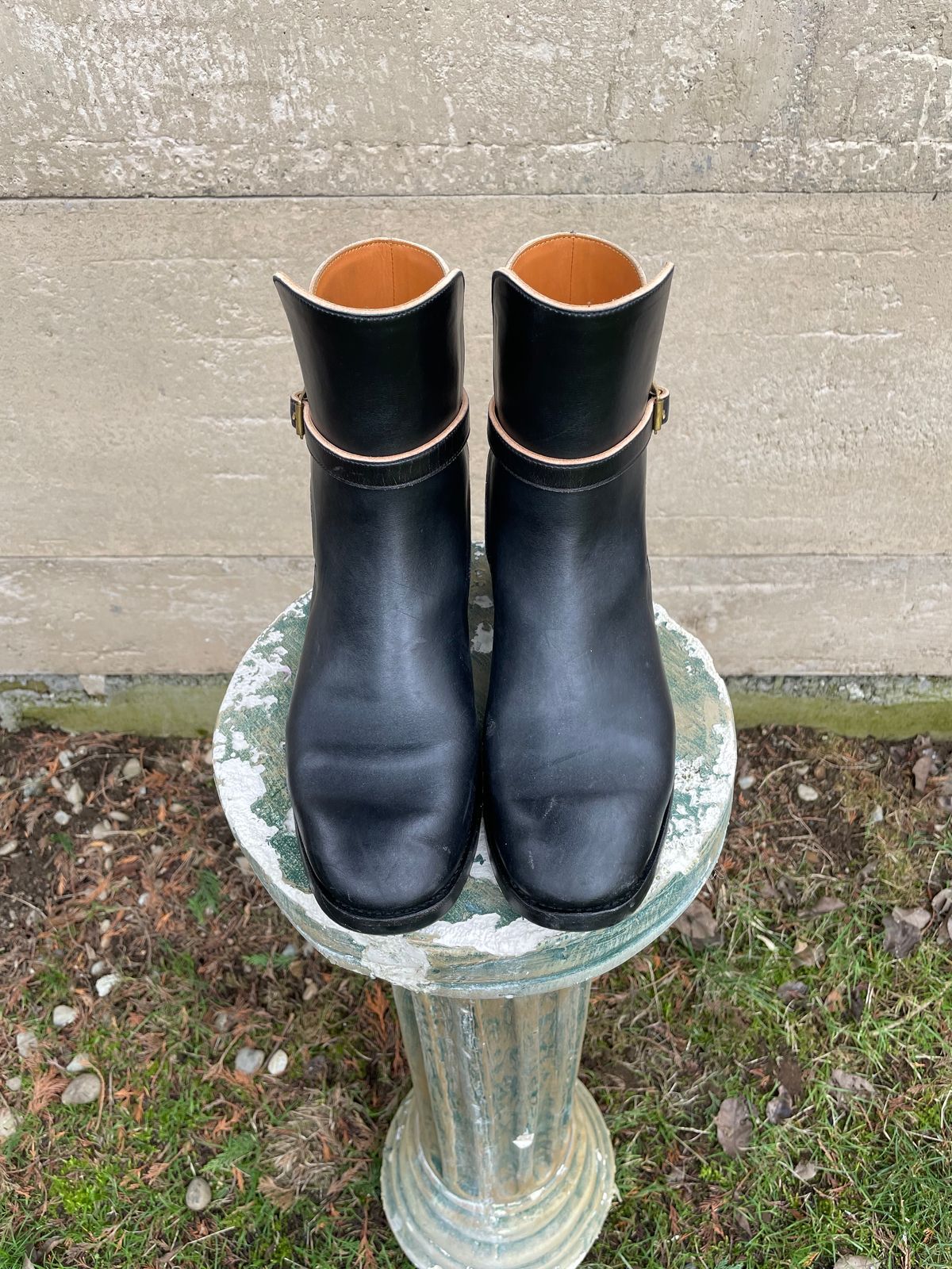 Photo by BoyOi on February 2, 2023 of the Benzein Jodhpur Boots in Maryam Toscanello Horsebutt Overdyed Black.