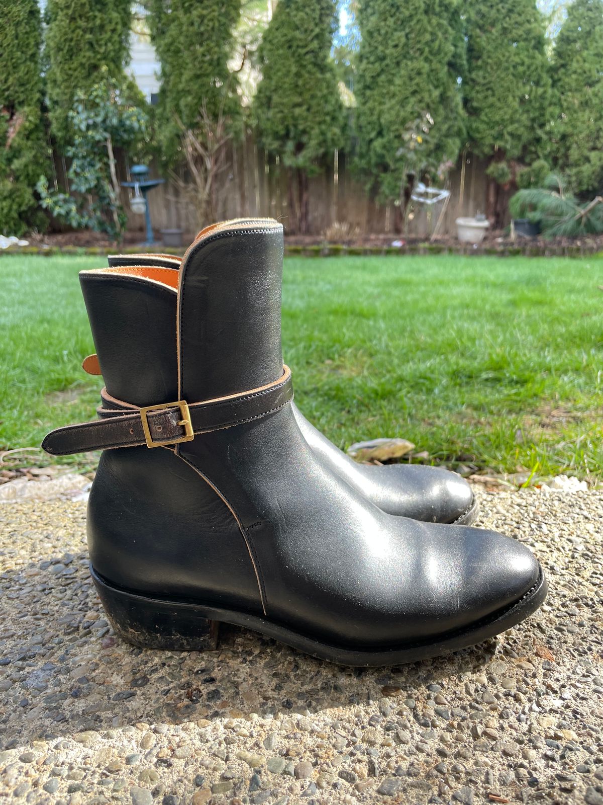 Photo by BoyOi on March 6, 2023 of the Benzein Jodhpur Boots in Maryam Toscanello Horsebutt Overdyed Black.