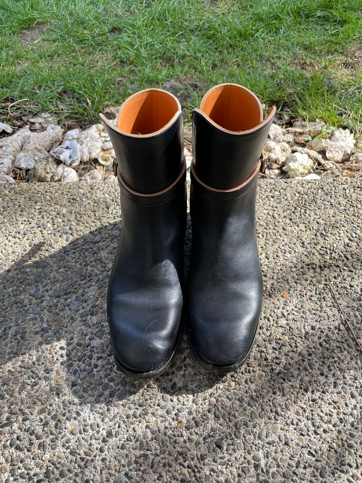 Photo by BoyOi on March 6, 2023 of the Benzein Jodhpur Boots in Maryam Toscanello Horsebutt Overdyed Black.
