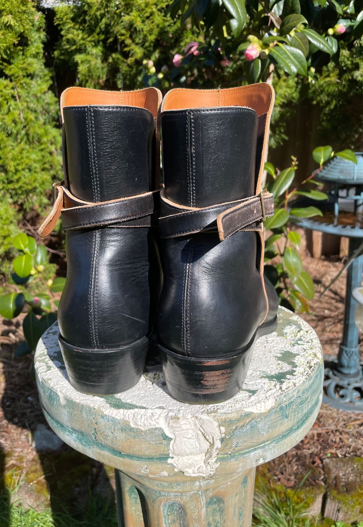 Photo by BoyOi on April 4, 2023 of the Benzein Jodhpur Boots in Maryam Toscanello Horsebutt Overdyed Black.