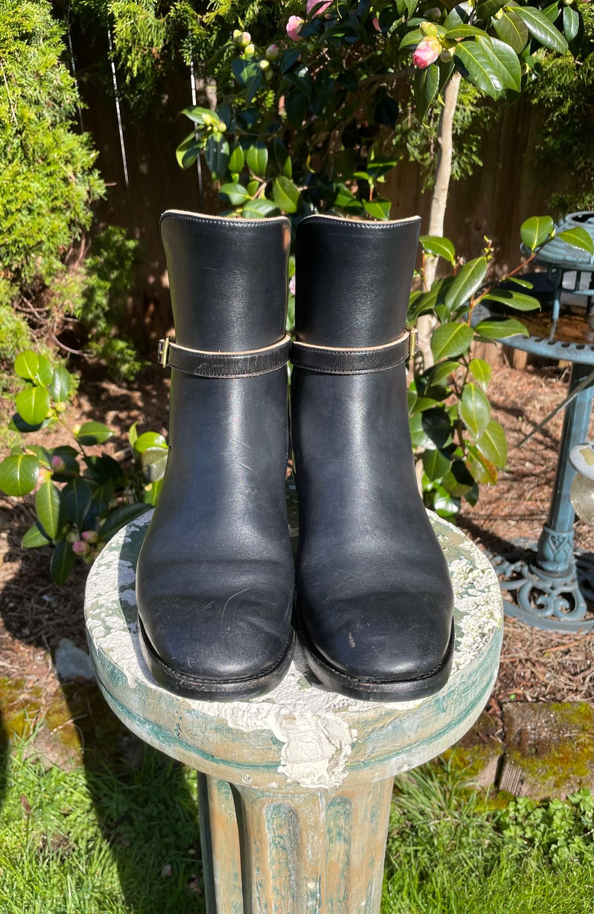 Photo by BoyOi on April 4, 2023 of the Benzein Jodhpur Boots in Maryam Toscanello Horsebutt Overdyed Black.