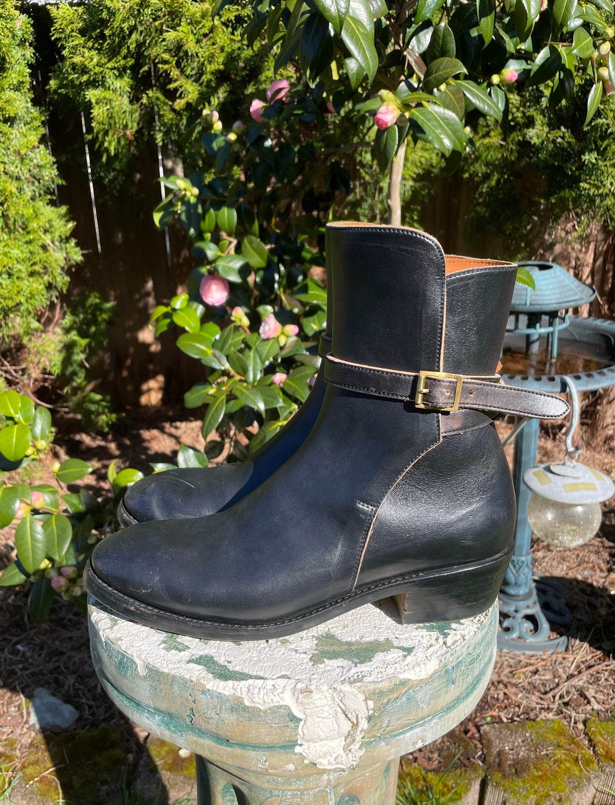 Photo by BoyOi on April 4, 2023 of the Benzein Jodhpur Boots in Maryam Toscanello Horsebutt Overdyed Black.