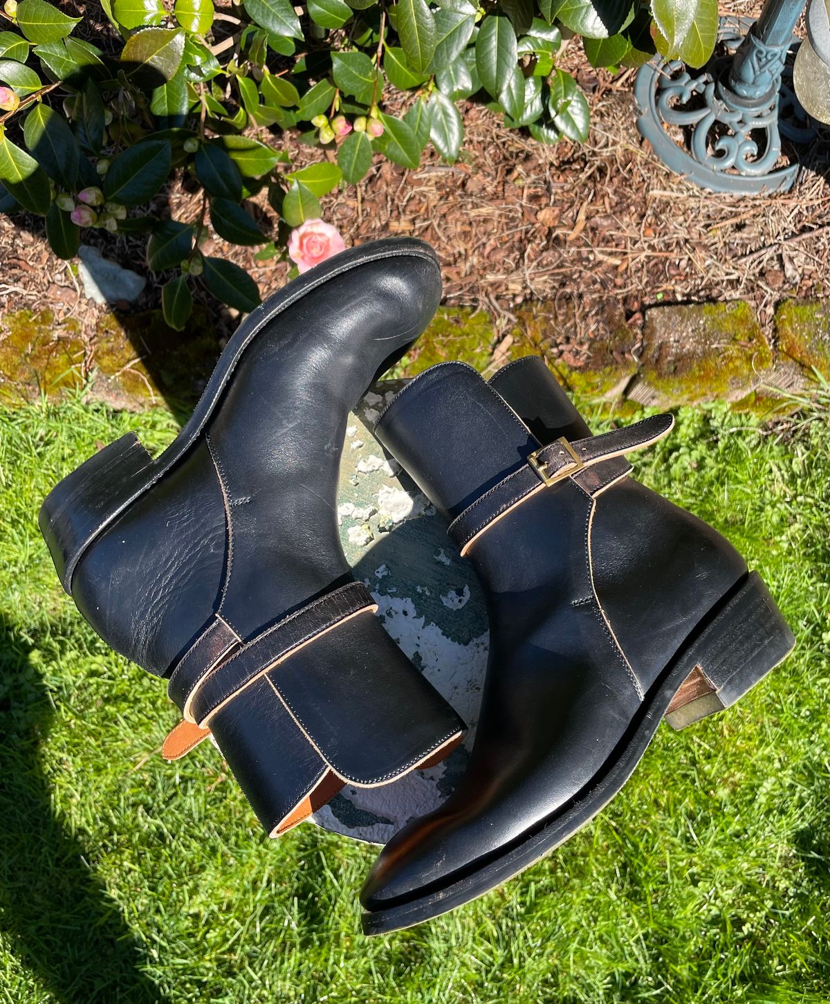 Photo by BoyOi on April 4, 2023 of the Benzein Jodhpur Boots in Maryam Toscanello Horsebutt Overdyed Black.