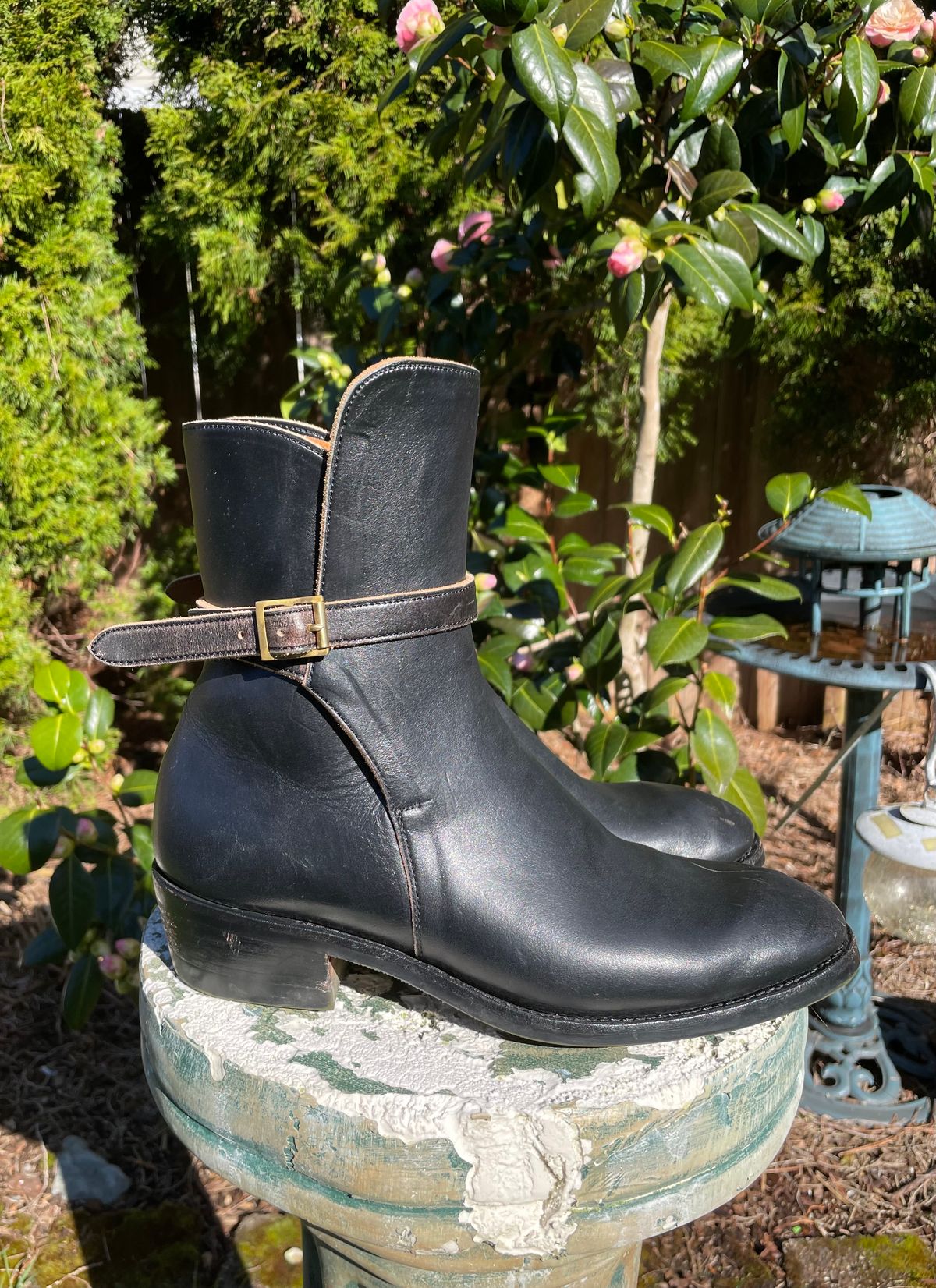 Photo by BoyOi on April 4, 2023 of the Benzein Jodhpur Boots in Maryam Toscanello Horsebutt Overdyed Black.