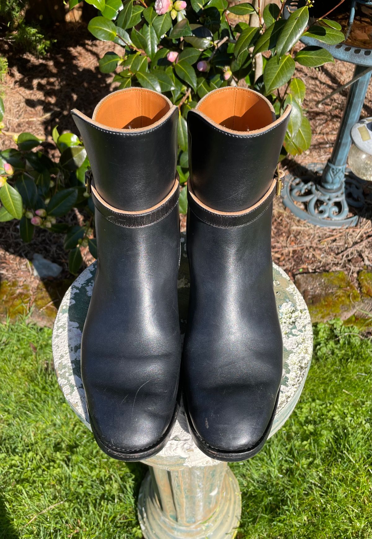 Photo by BoyOi on April 4, 2023 of the Benzein Jodhpur Boots in Maryam Toscanello Horsebutt Overdyed Black.