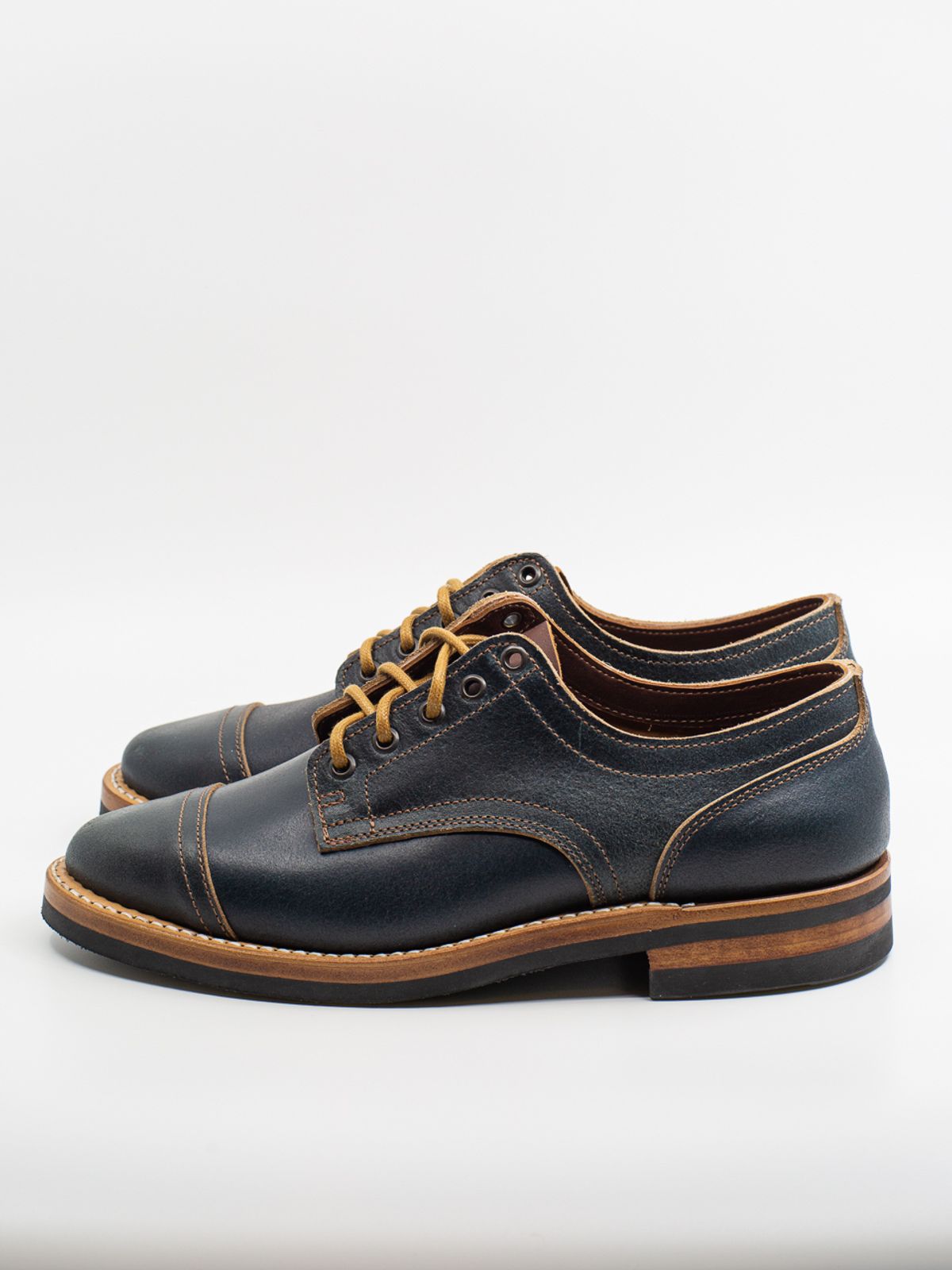 Photo by bhinks on November 4, 2022 of the Truman Derby in Horween Navy Waxed Flesh.