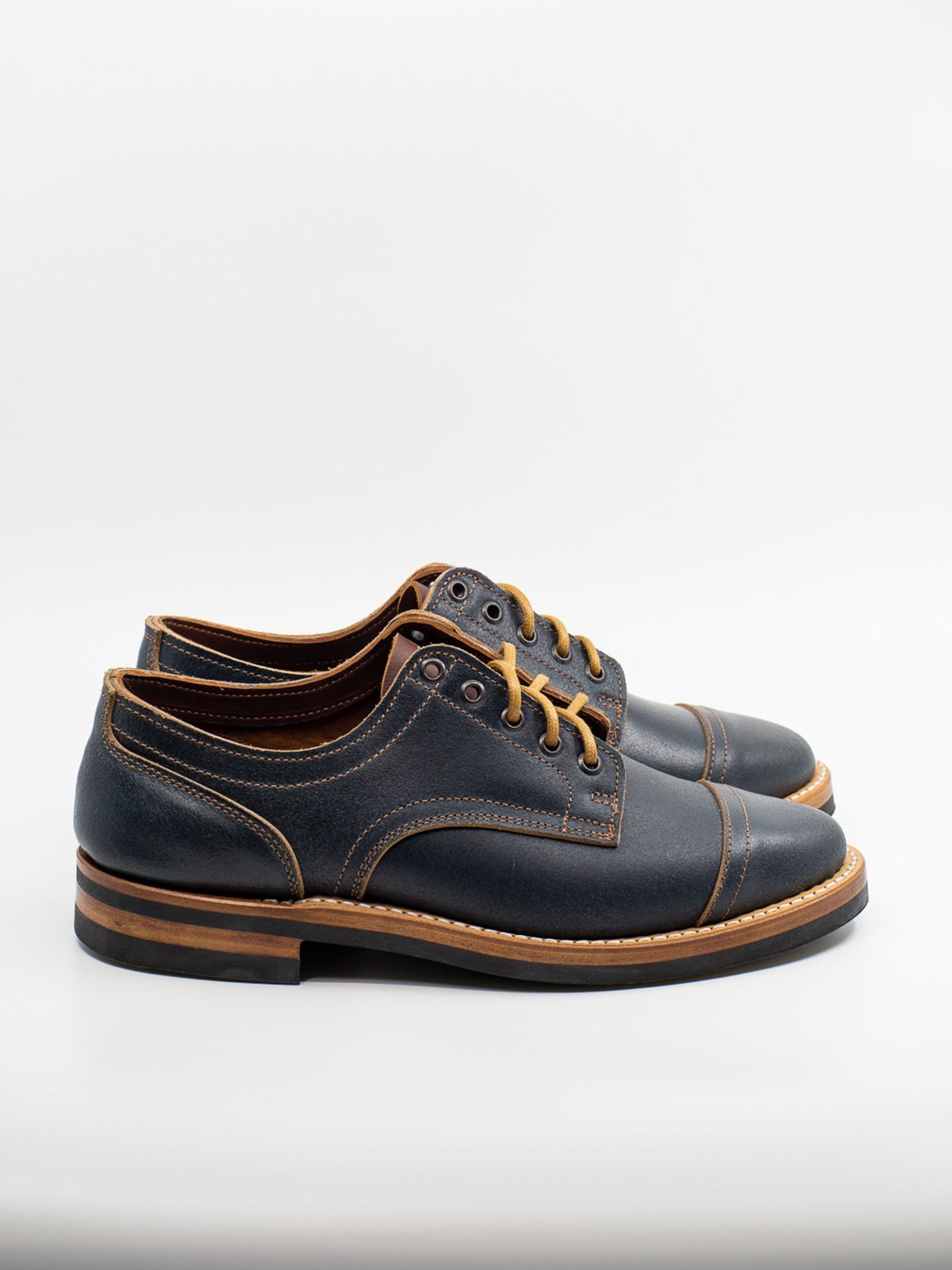 Photo by bhinks on November 4, 2022 of the Truman Derby in Horween Navy Waxed Flesh.