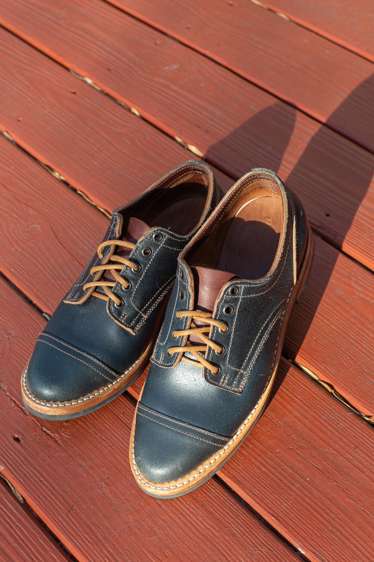 Photo by bhinks on December 5, 2022 of the Truman Derby in Horween Navy Waxed Flesh.