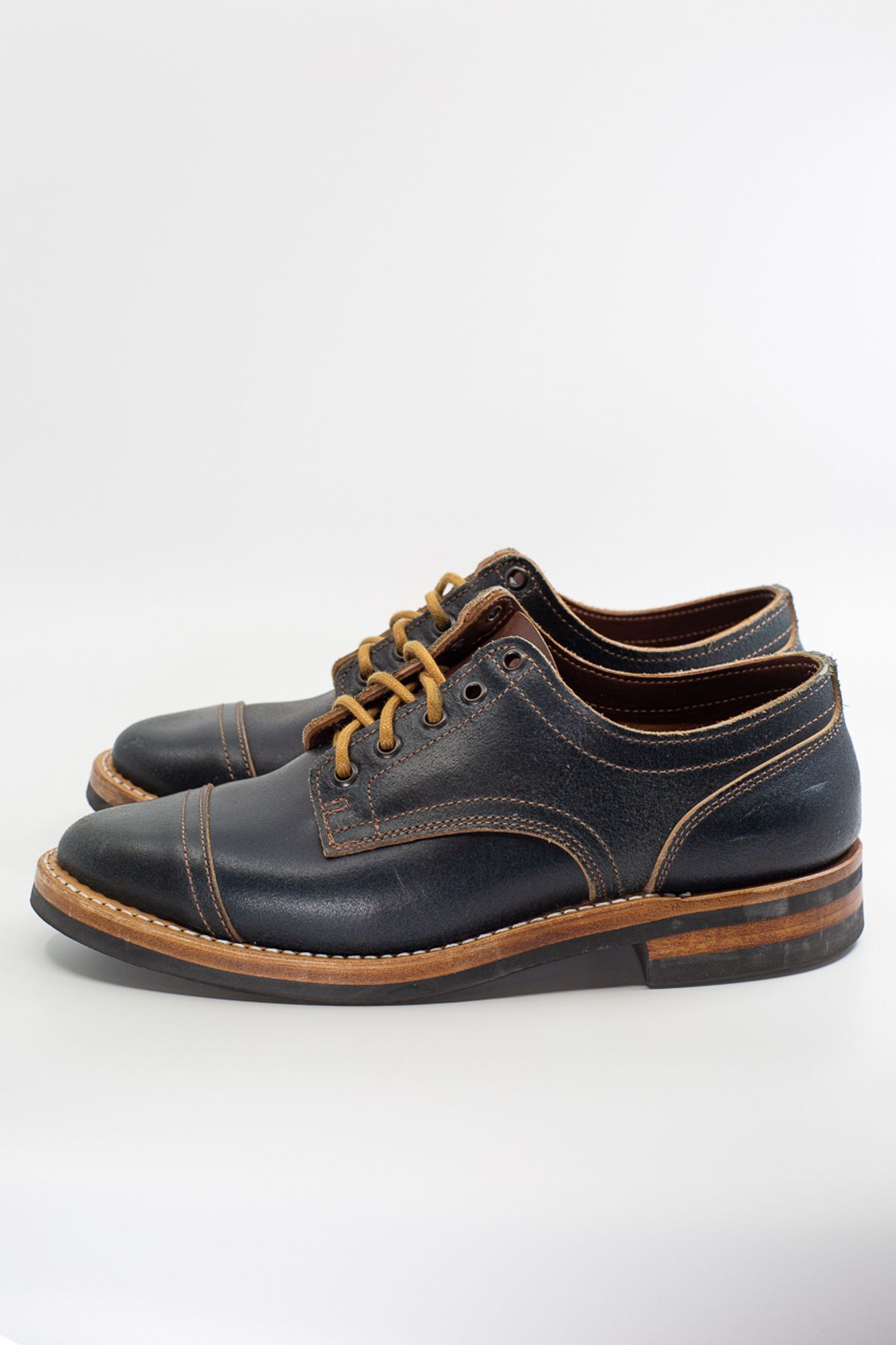 Photo by bhinks on December 5, 2022 of the Truman Derby in Horween Navy Waxed Flesh.