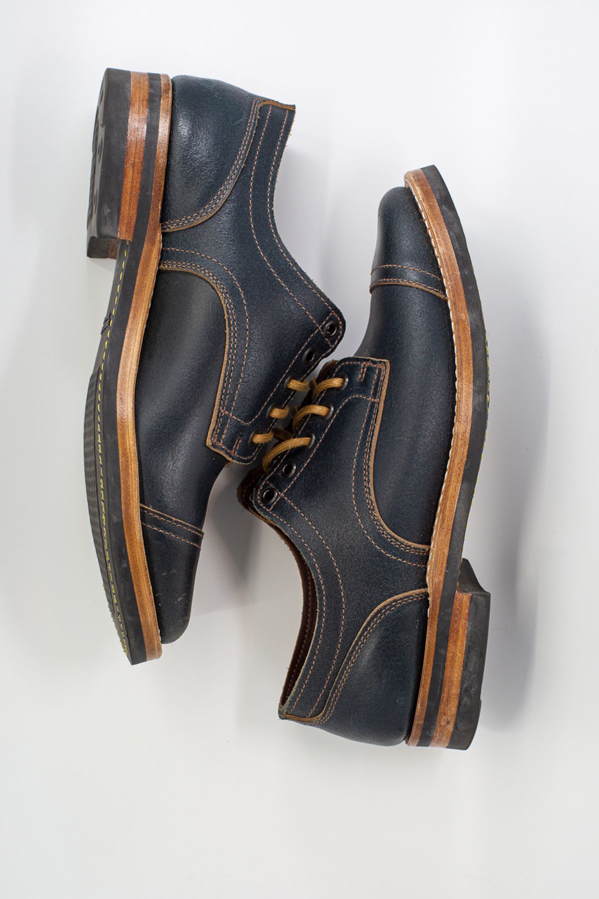 Photo by bhinks on December 5, 2022 of the Truman Derby in Horween Navy Waxed Flesh.