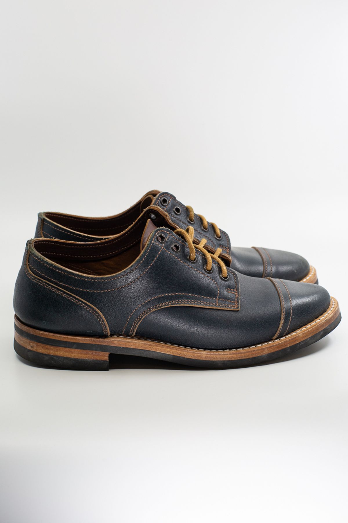 Photo by bhinks on December 5, 2022 of the Truman Derby in Horween Navy Waxed Flesh.