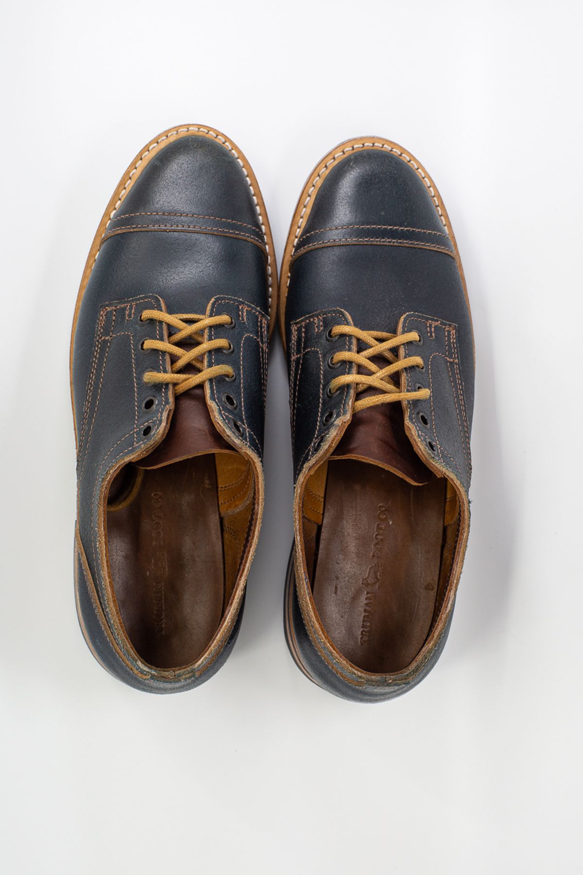 Photo by bhinks on December 5, 2022 of the Truman Derby in Horween Navy Waxed Flesh.