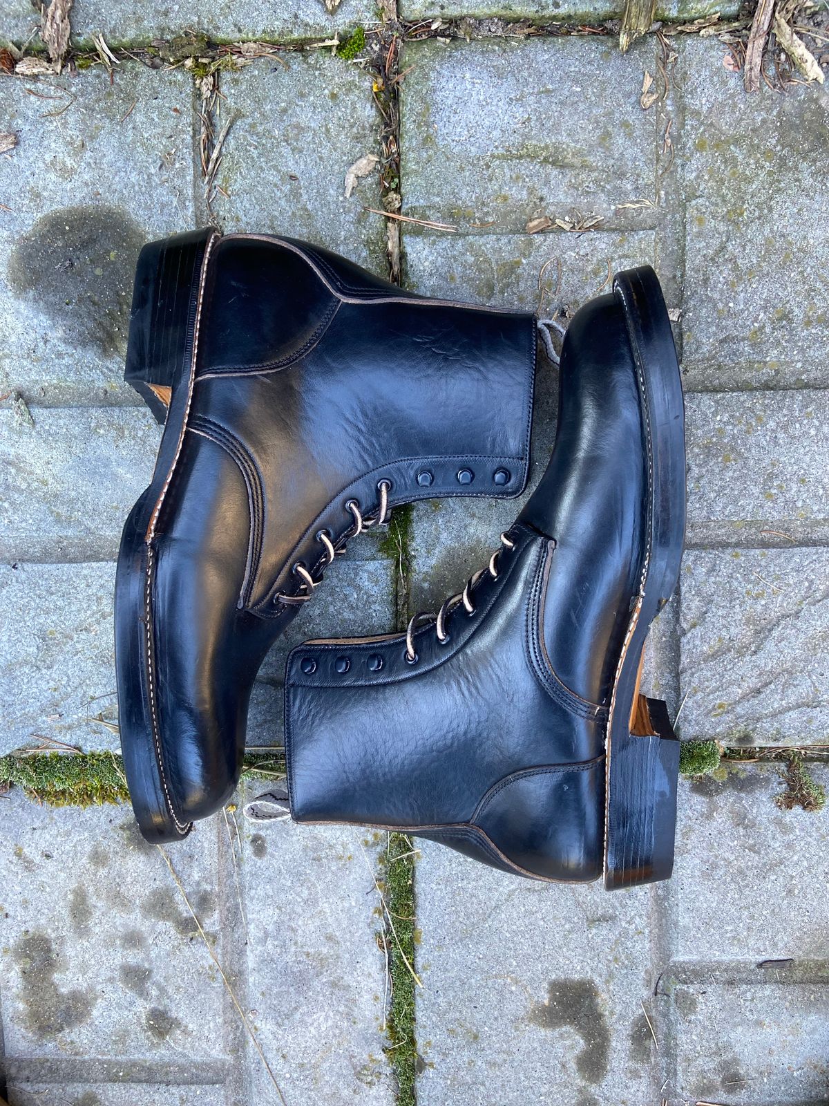 Photo by cuffcheckdenim on October 1, 2022 of the Unmarked DB Hunter in Horween Black Chromexcel.
