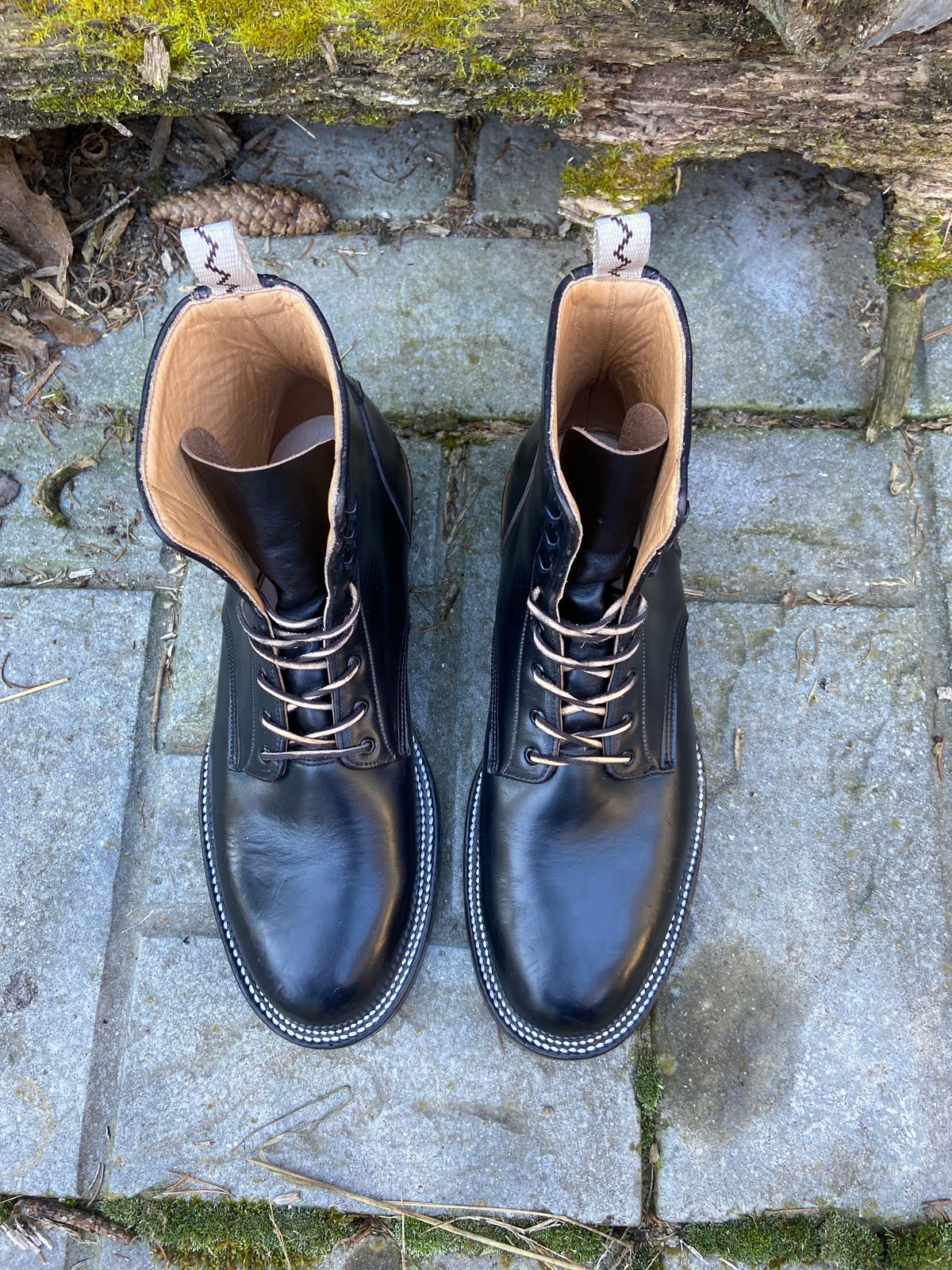 Photo by cuffcheckdenim on October 1, 2022 of the Unmarked DB Hunter in Horween Black Chromexcel.