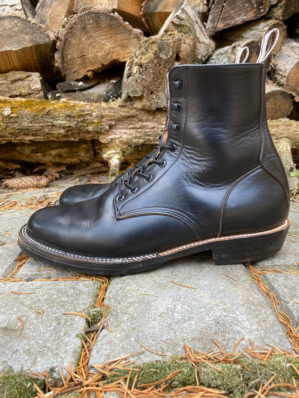 Photo by cuffcheckdenim on November 3, 2022 of the Unmarked DB Hunter in Horween Black Chromexcel.