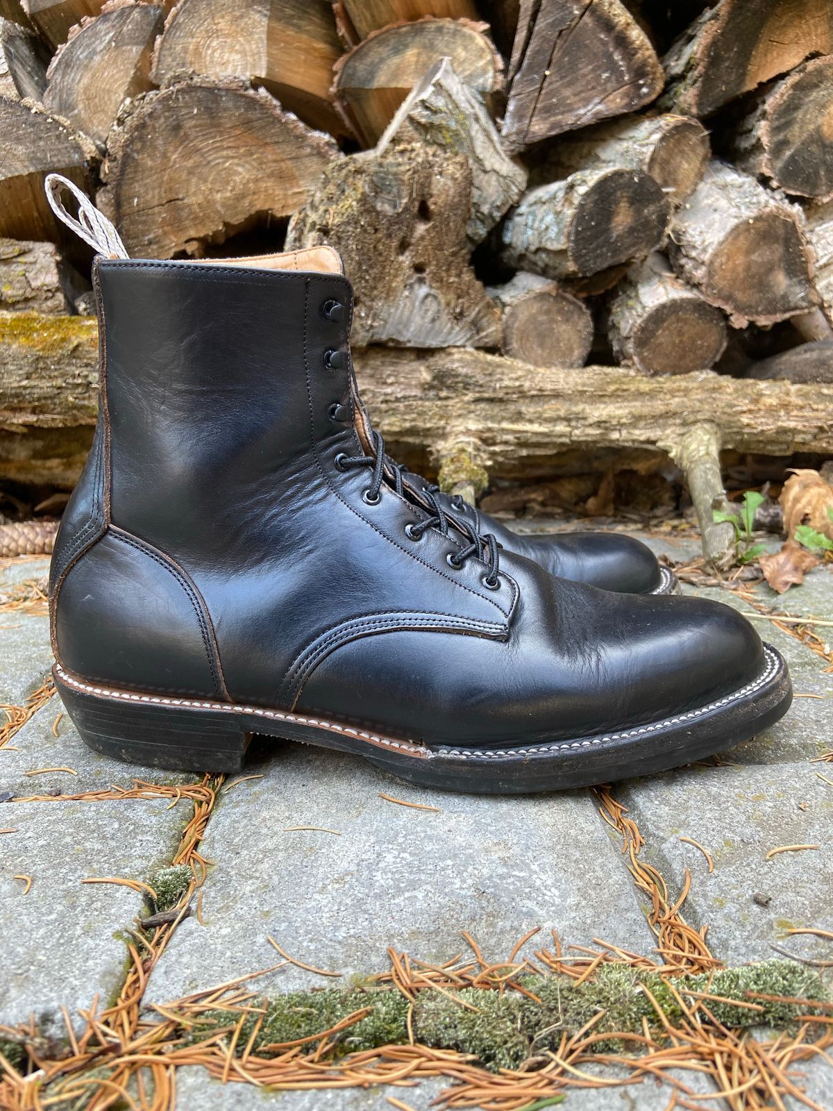 Photo by cuffcheckdenim on November 3, 2022 of the Unmarked DB Hunter in Horween Black Chromexcel.