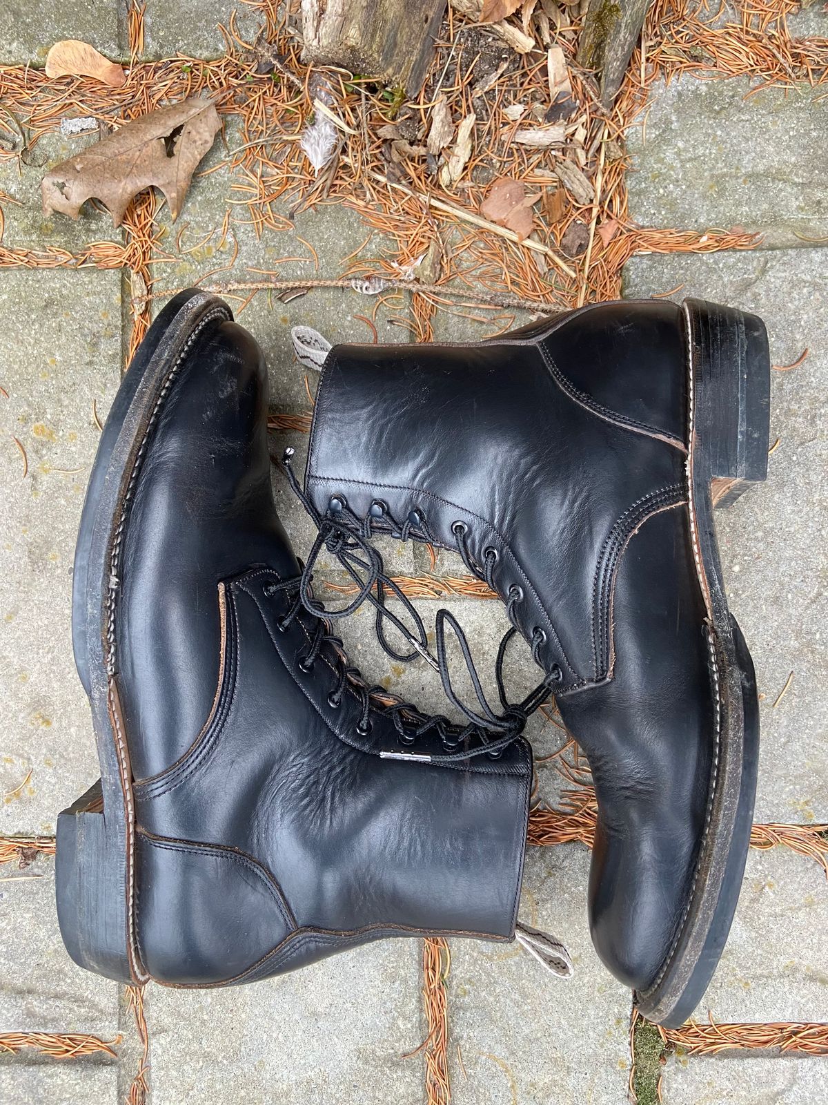Photo by cuffcheckdenim on December 2, 2022 of the Unmarked DB Hunter in Horween Black Chromexcel.