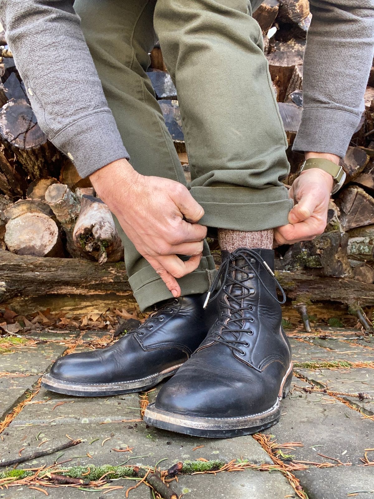 Photo by cuffcheckdenim on January 1, 2023 of the Unmarked DB Hunter in Horween Black Chromexcel.