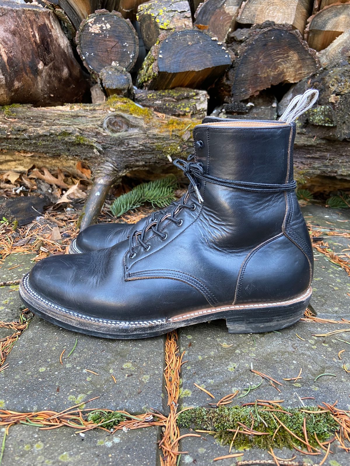Photo by cuffcheckdenim on January 1, 2023 of the Unmarked DB Hunter in Horween Black Chromexcel.