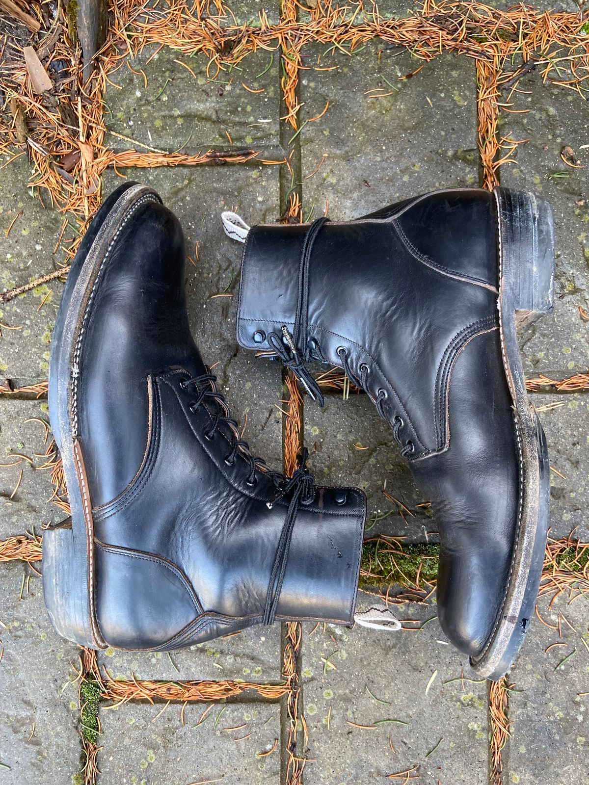 Photo by cuffcheckdenim on January 1, 2023 of the Unmarked DB Hunter in Horween Black Chromexcel.