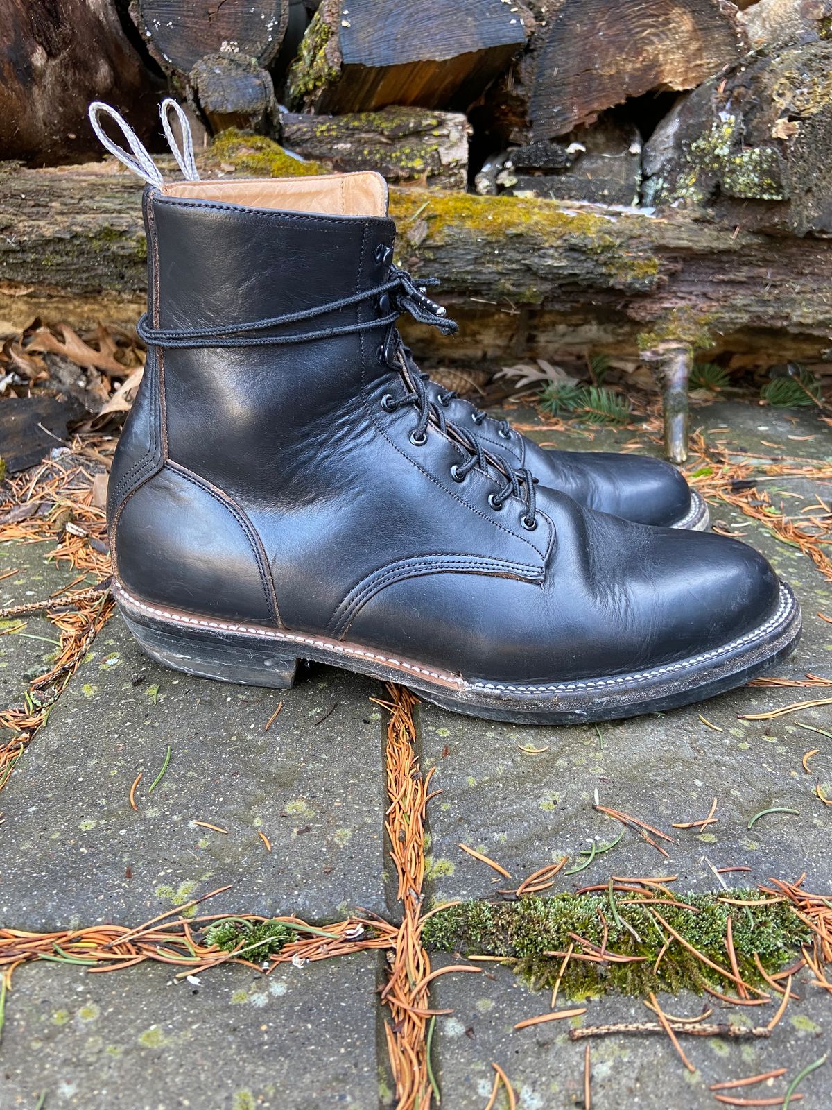 Photo by cuffcheckdenim on January 1, 2023 of the Unmarked DB Hunter in Horween Black Chromexcel.