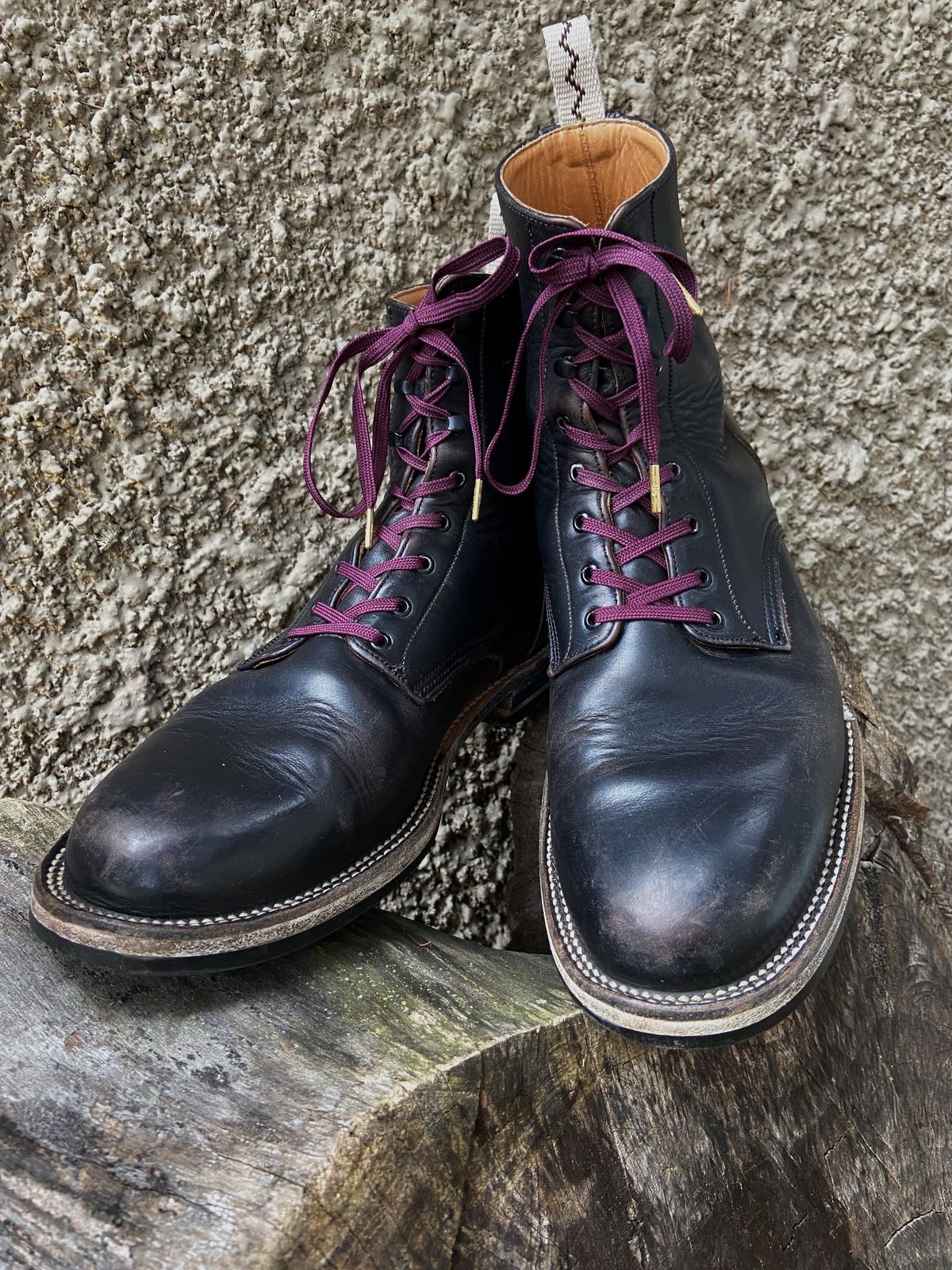 Photo by cuffcheckdenim on March 3, 2023 of the Unmarked DB Hunter in Horween Black Chromexcel.