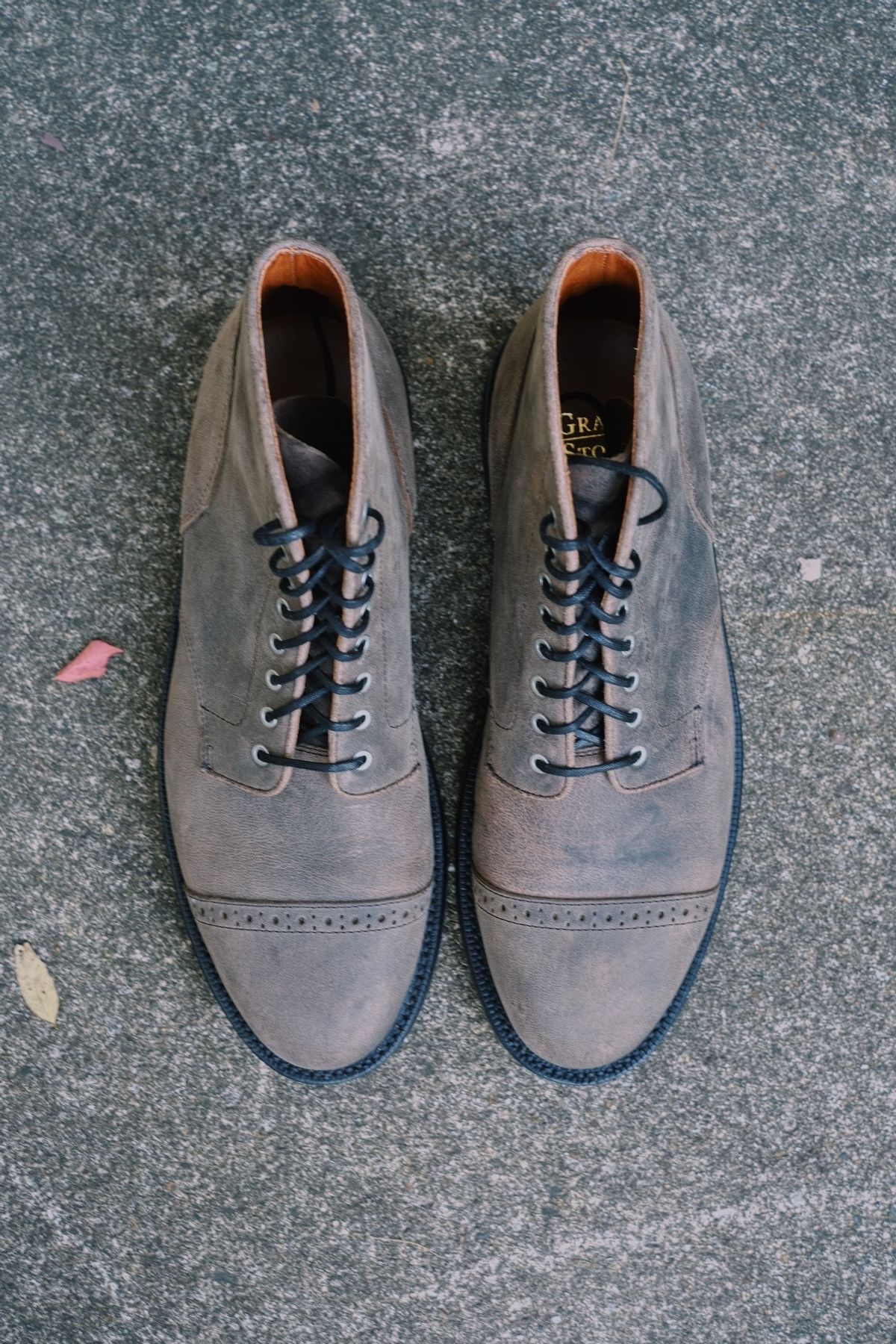 Photo by cuffcheckdenim on October 1, 2024 of the Grant Stone Garrison Boot in Gallun Teton Waxy Stag.