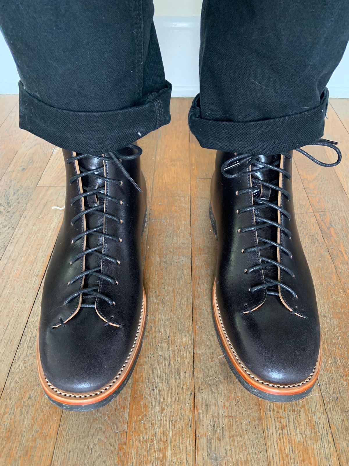 Photo by Oldmanblooming on April 24, 2023 of the Briselblack The Buck in Maryam Black Horsebutt.
