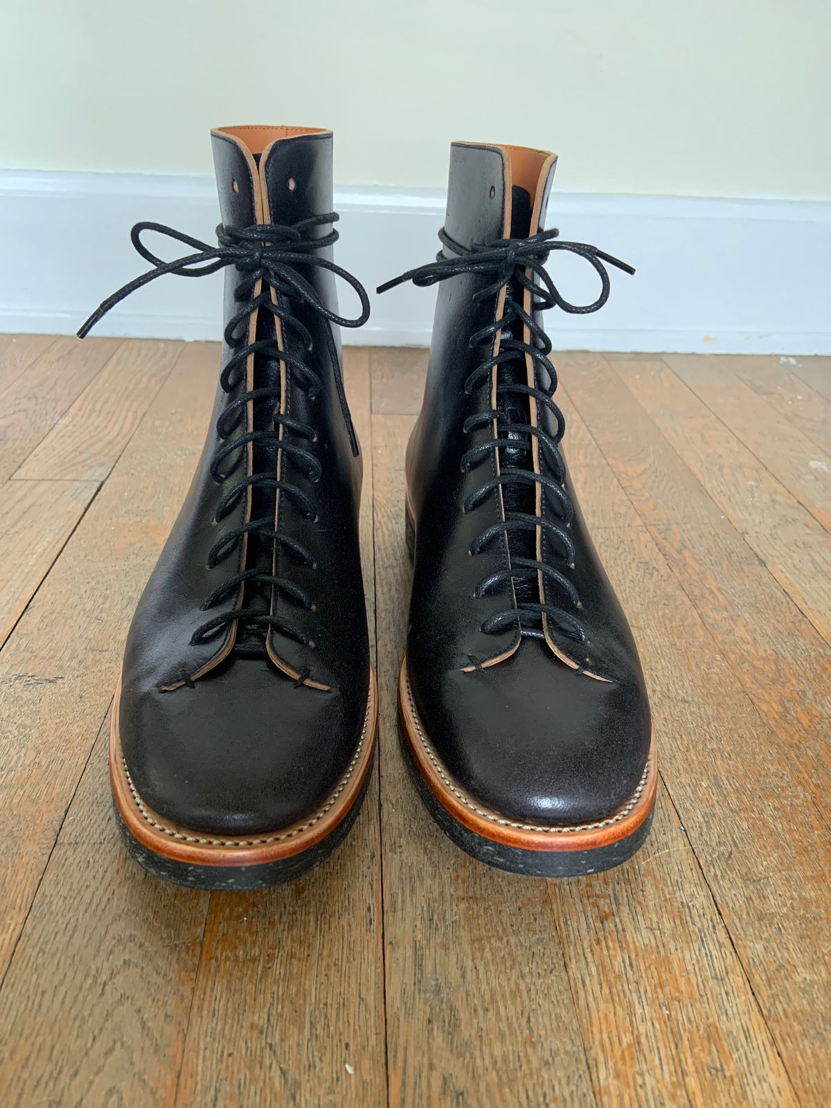 Photo by Oldmanblooming on April 24, 2023 of the Briselblack The Buck in Maryam Black Horsebutt.