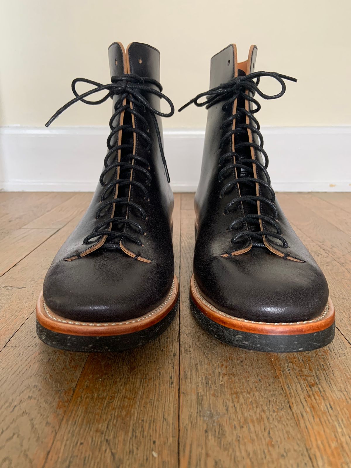 Photo by Oldmanblooming on April 24, 2023 of the Briselblack The Buck in Maryam Black Horsebutt.