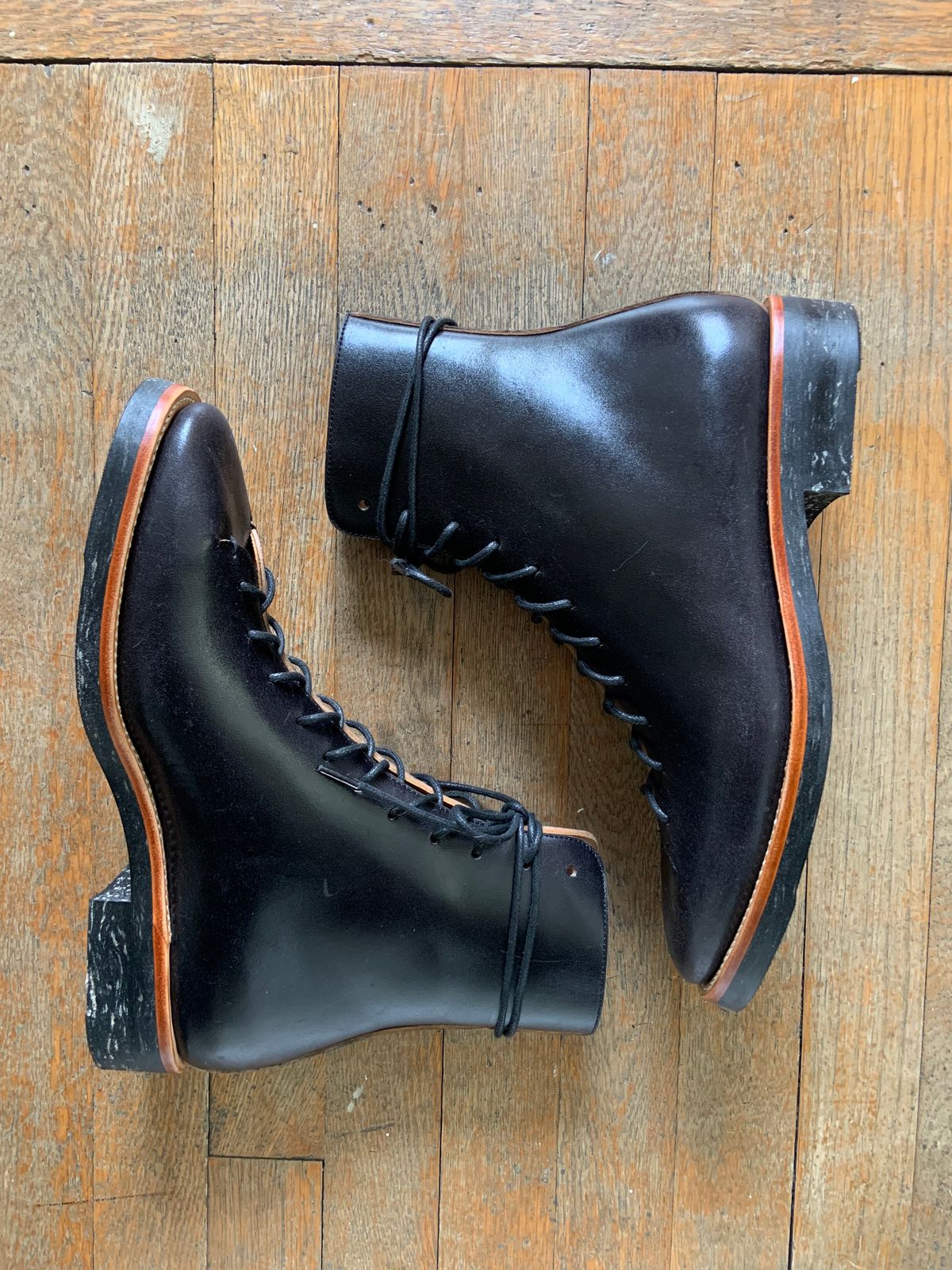 Photo by Oldmanblooming on April 24, 2023 of the Briselblack The Buck in Maryam Black Horsebutt.