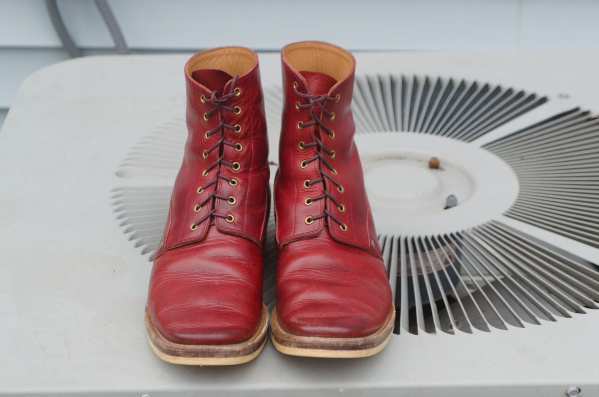 Photo by Oldmanblooming on January 1, 2024 of the WM1978 French Army Boot in Horween London Bus Red Dublin.