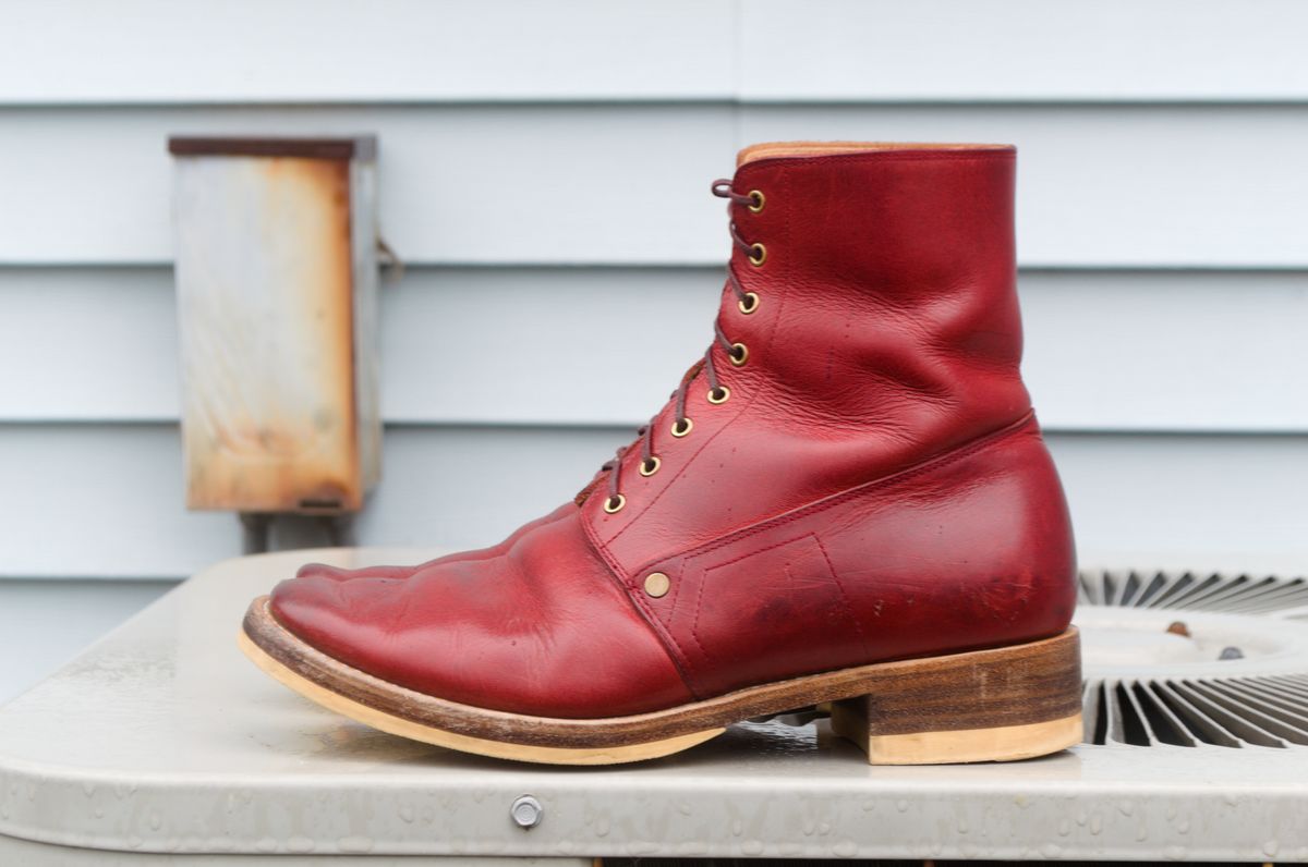 Photo by Oldmanblooming on January 1, 2024 of the WM1978 French Army Boot in Horween London Bus Red Dublin.